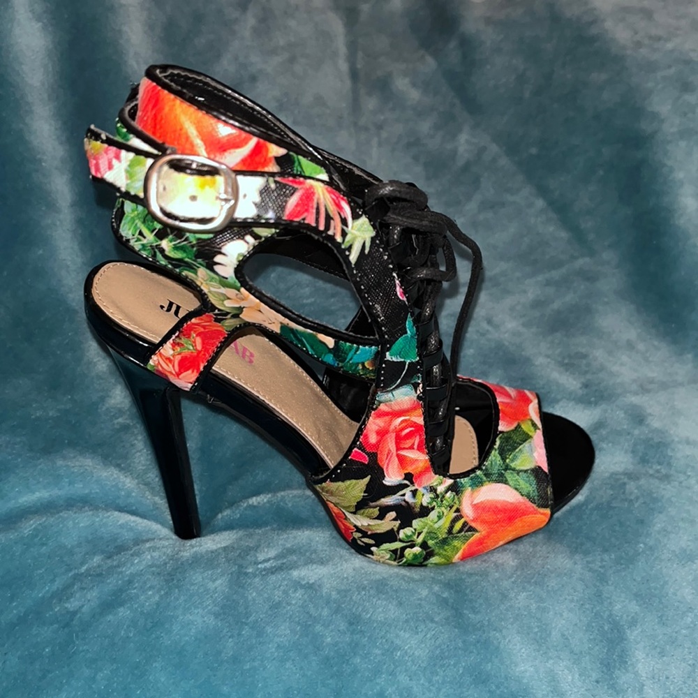 Size 6.5 floral tie up heels